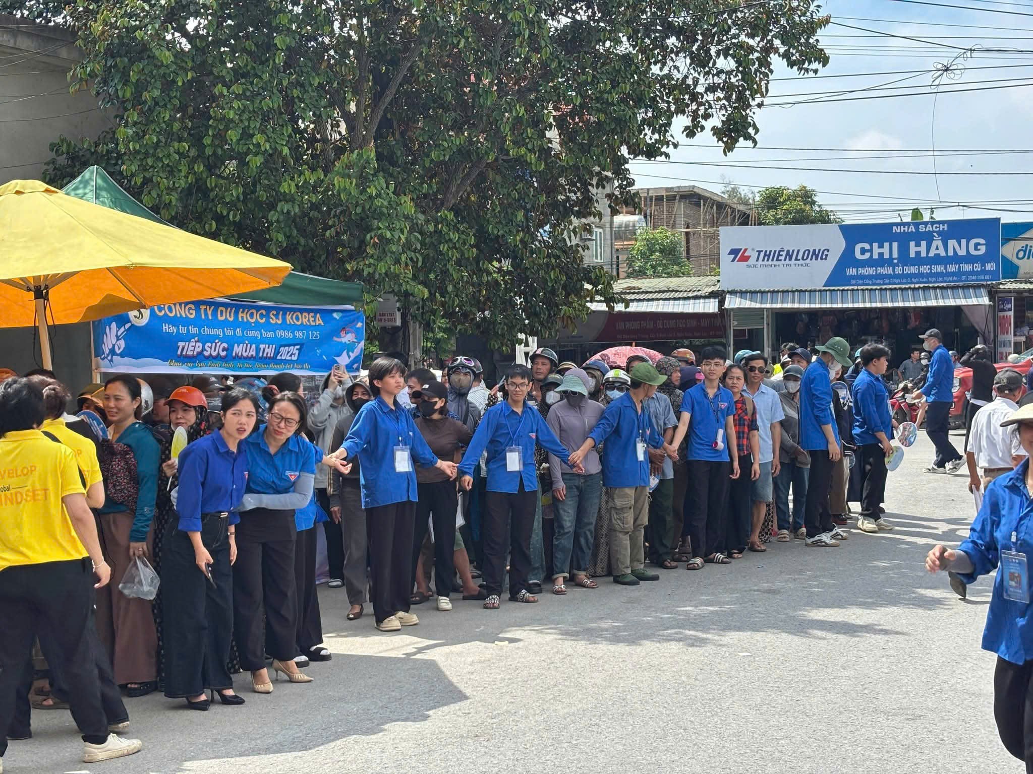 Mong ngóng và chờ đợi thí sinh sau môn thi đầu tiên