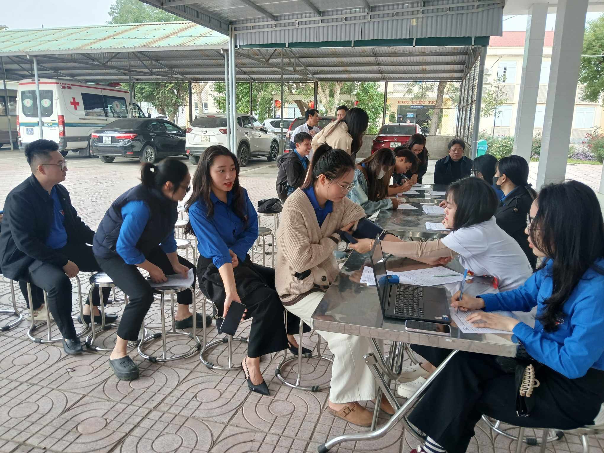 Đội tình nguyện viên phục vụ tại ngày hội hiến máu "Giọt hồng sắc xanh" năm 2025