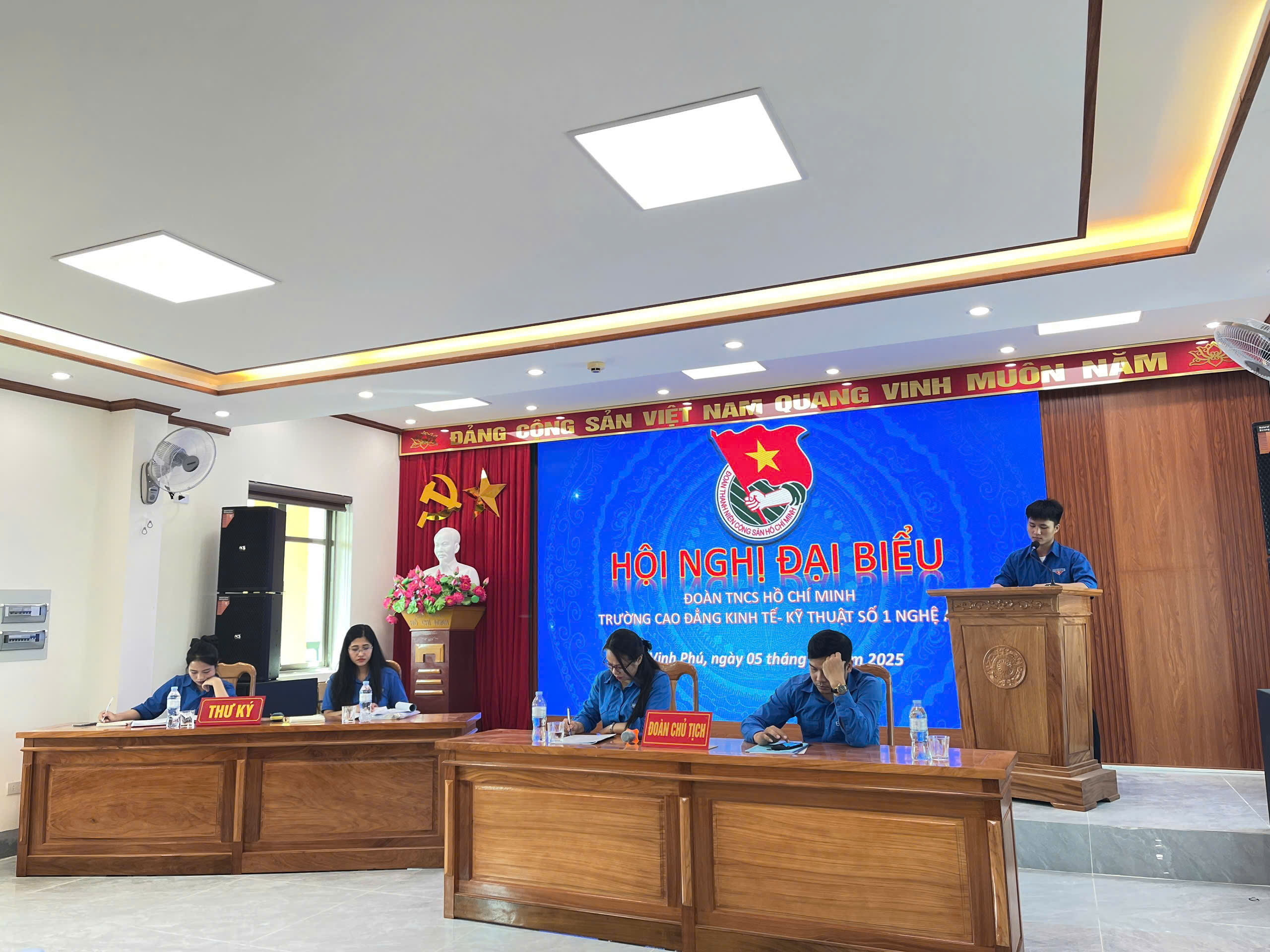 Đoàn chủ tịch và thư ký