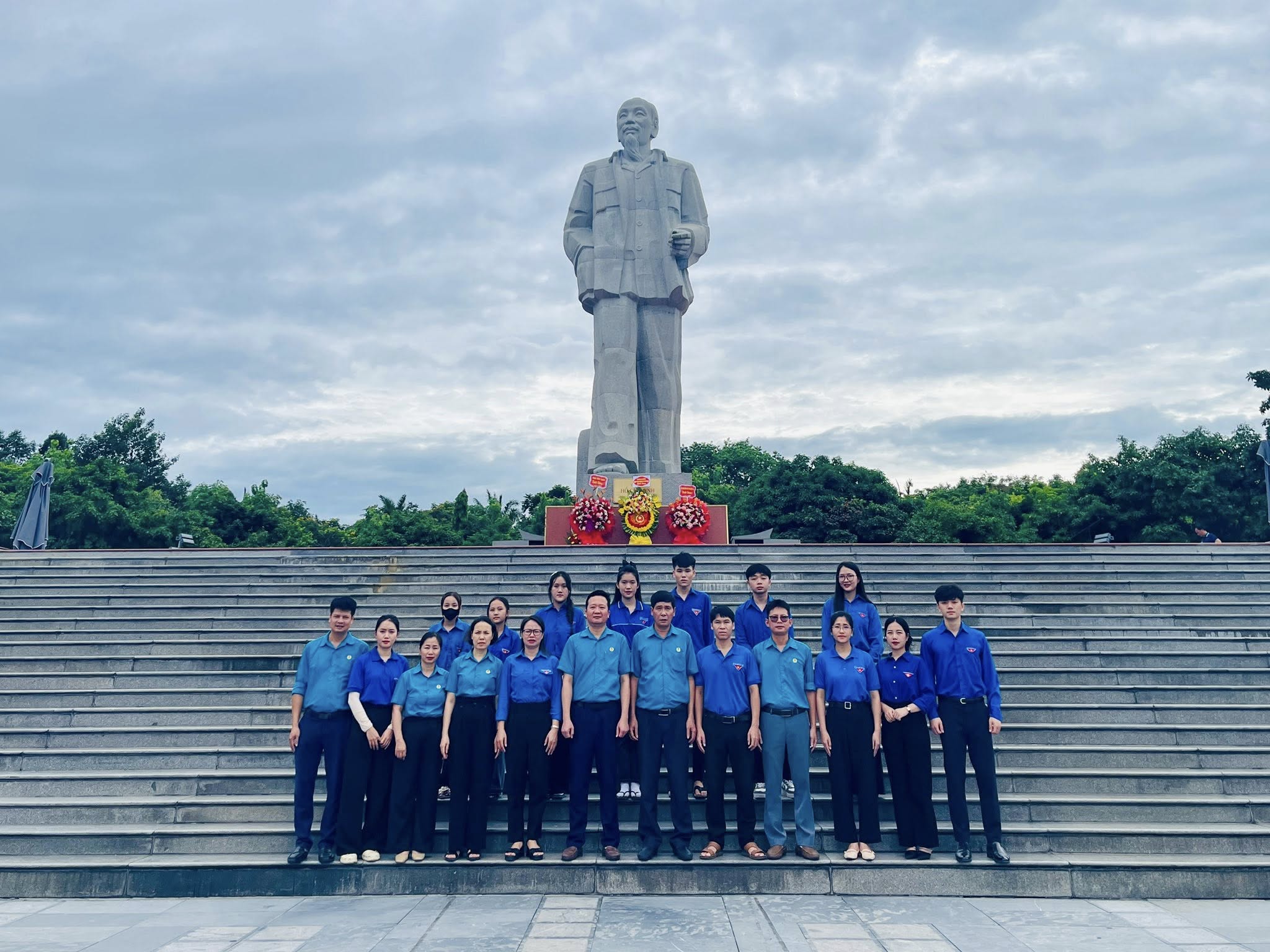 Đoàn dưới tượng Bác