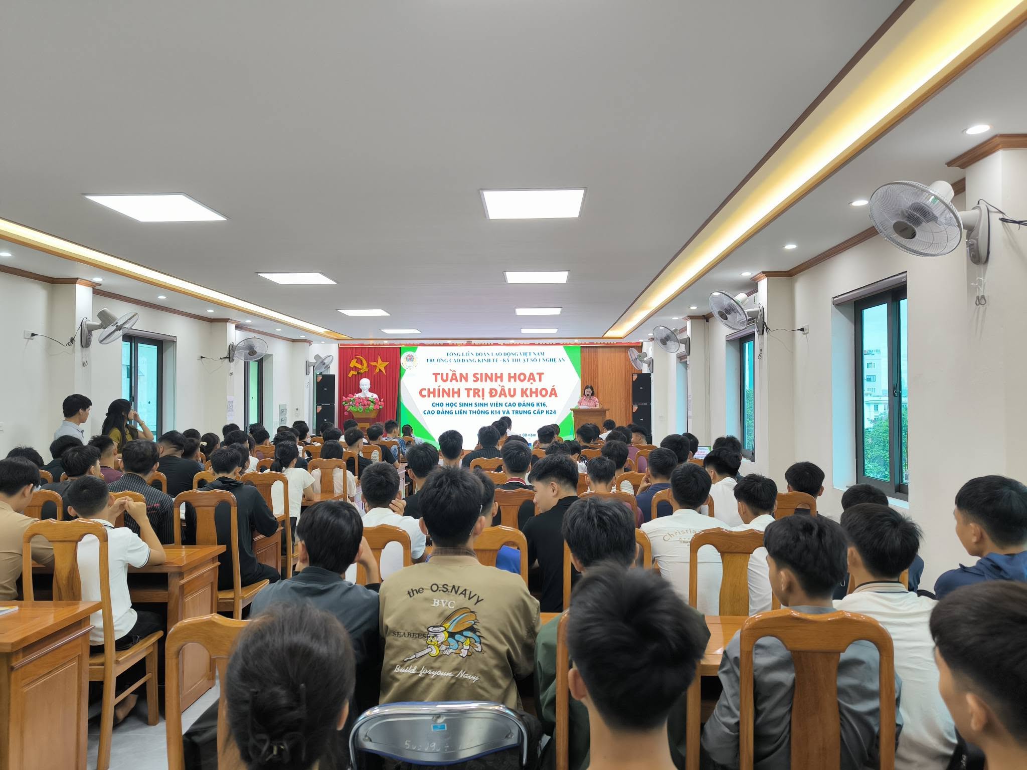 Sinh viên sinh hoạt đầu khoá