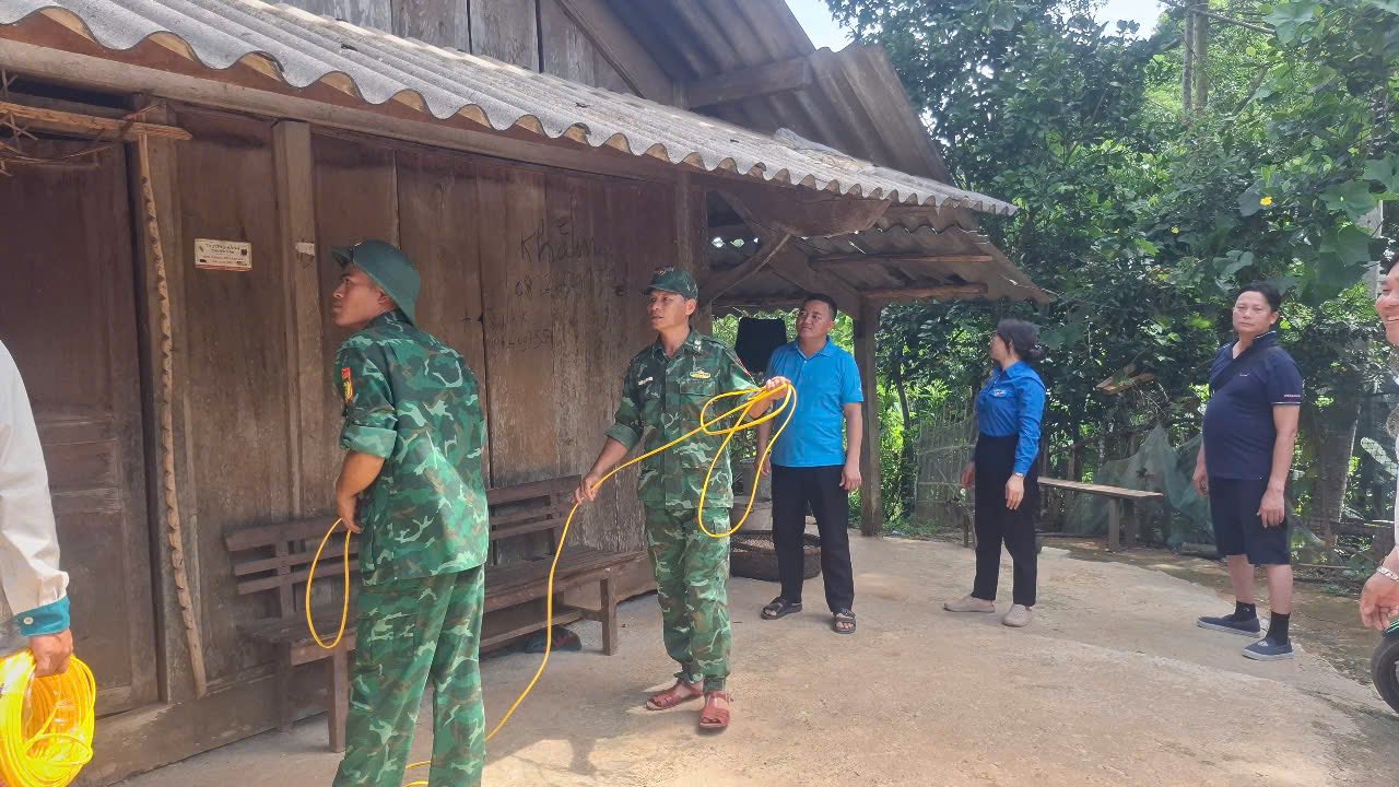 Đoàn trường cùng đơn vị tài trợ và bộ đội Biên phòng