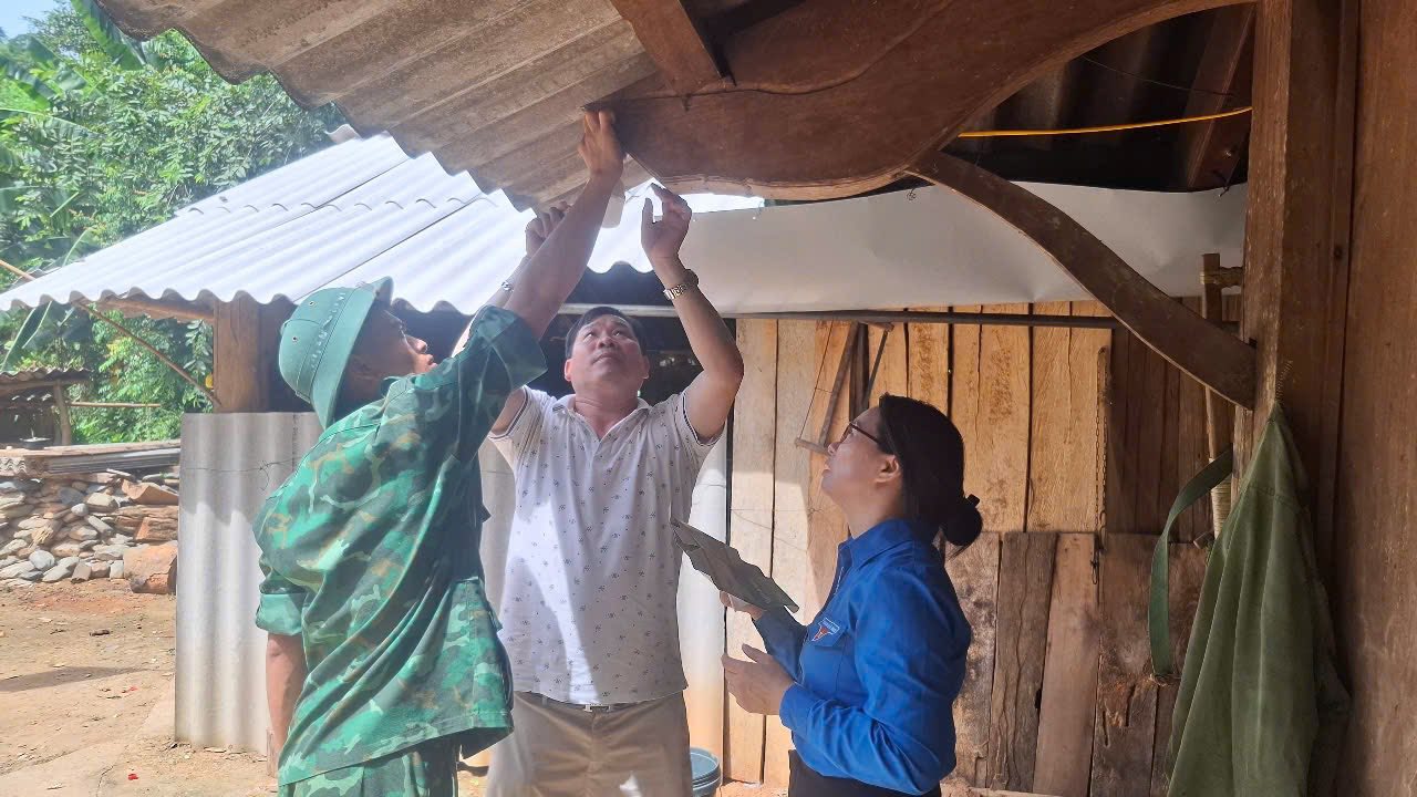 Lắp điện tại nhà dân