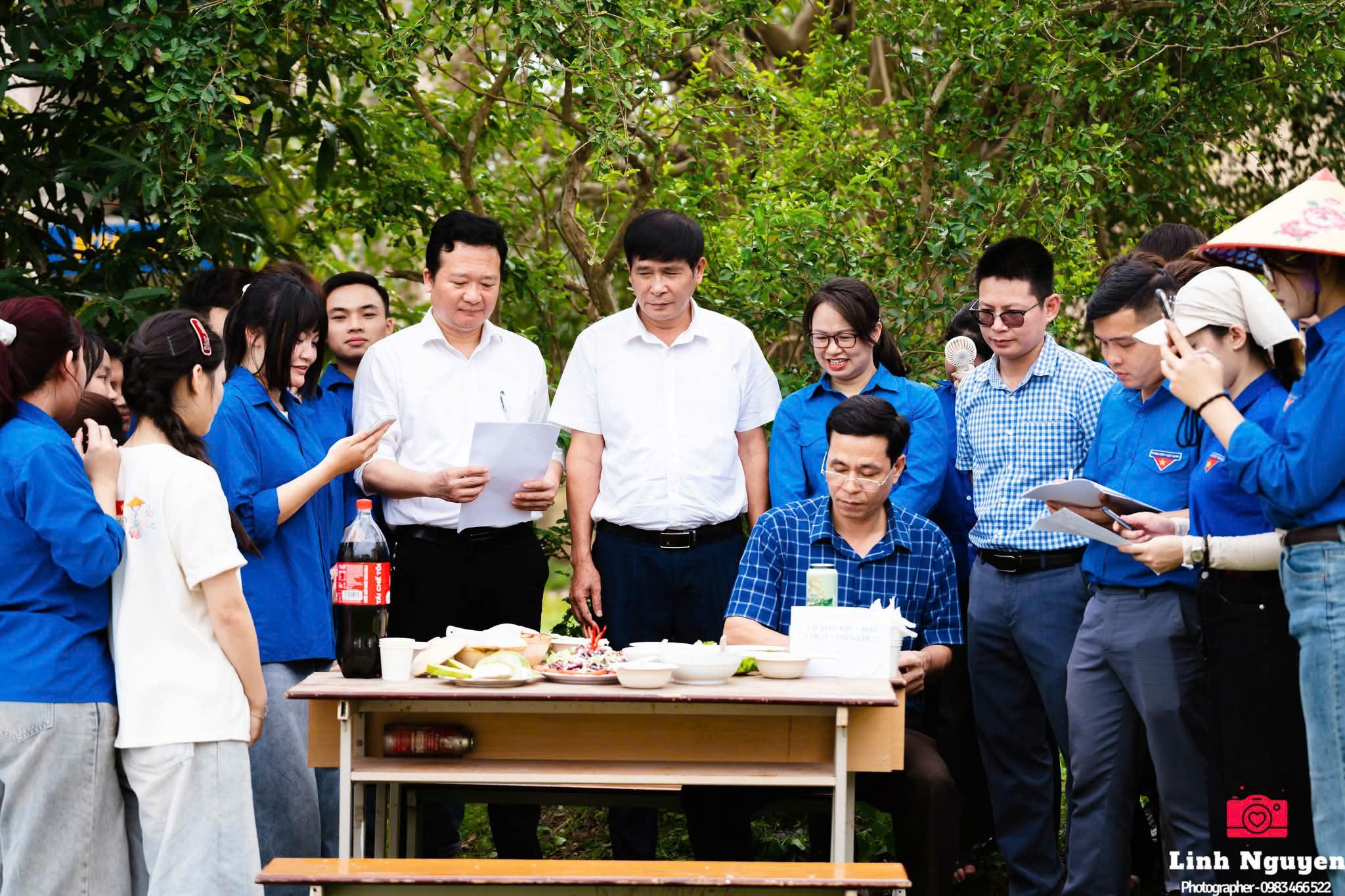 Ban giám khảo chấm mâm cơm