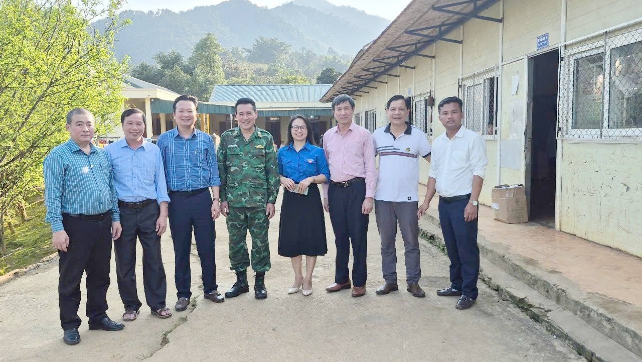 Đoàn công tác trước KTX học sinh trường TH&THCS Nậm Càn, Kỳ Sơn