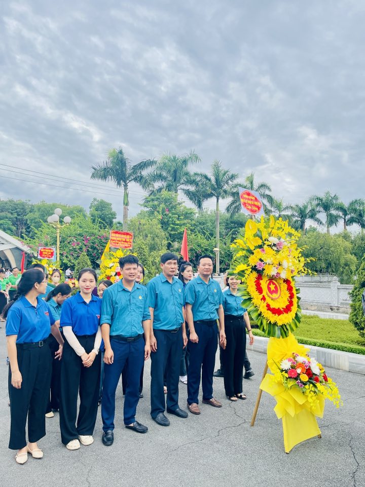 Dâng hoa Nghĩa trang