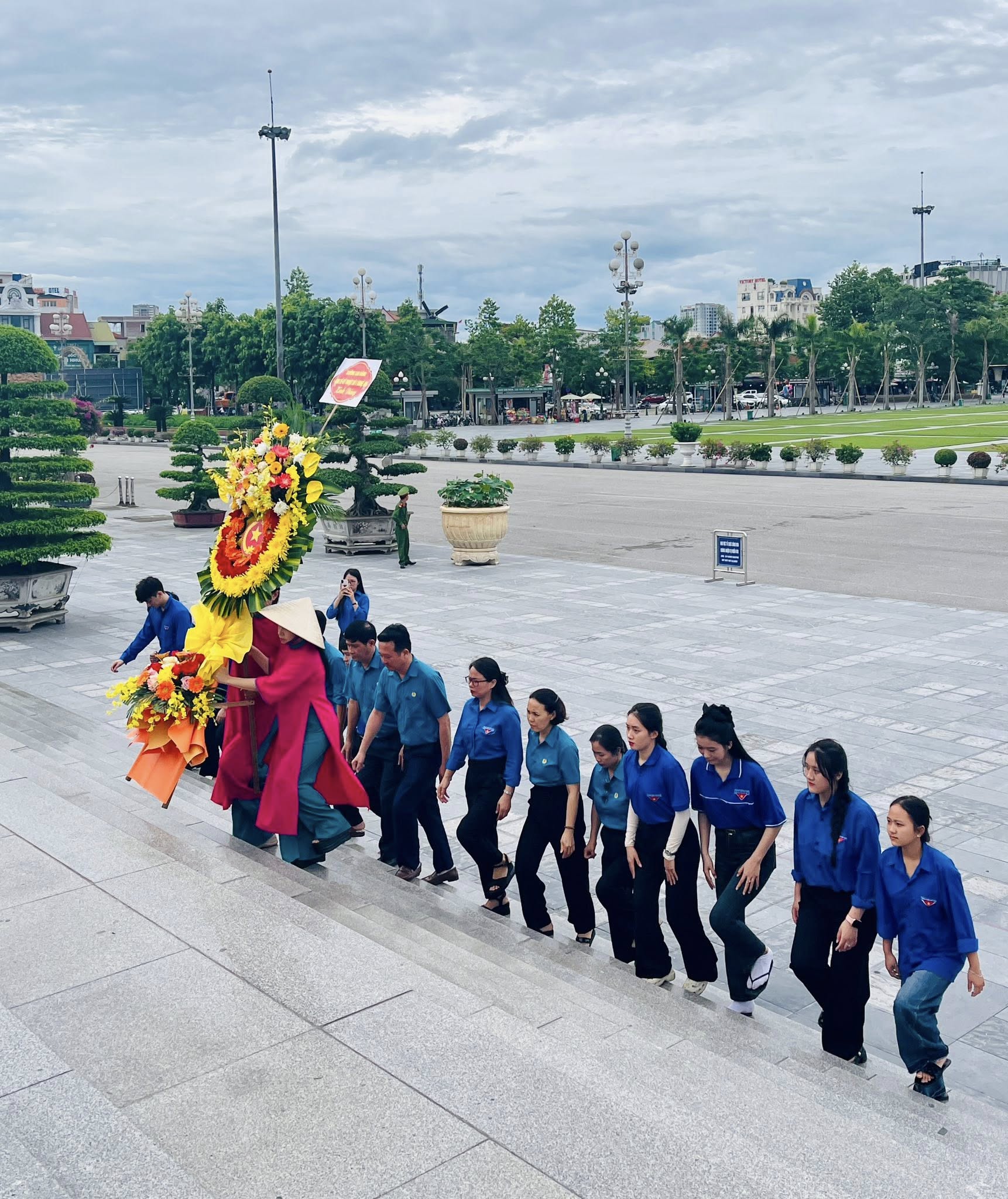 Dâng hoa Quảng trường