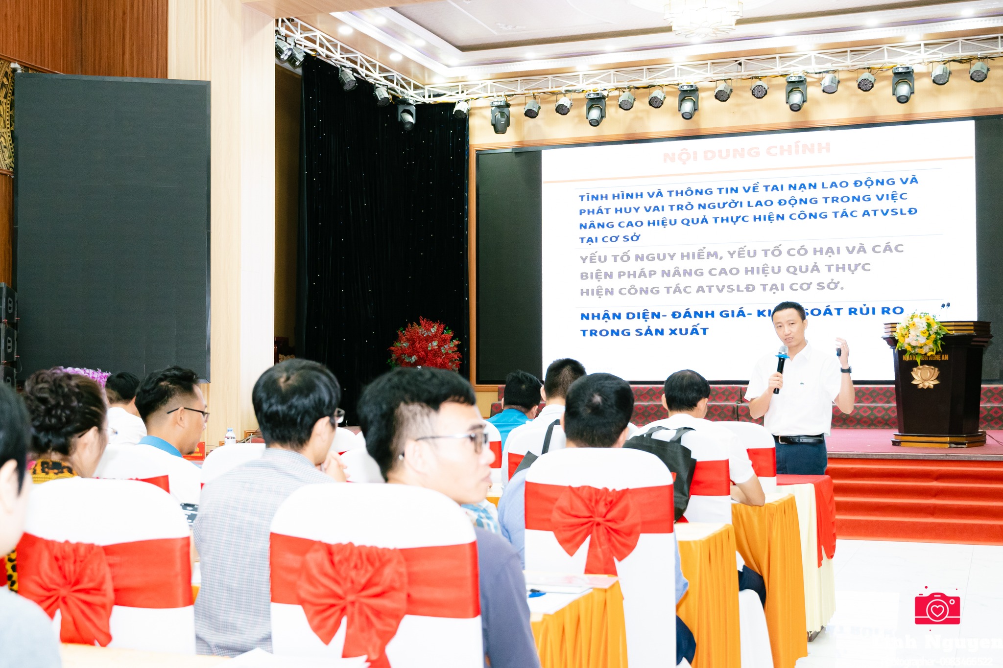 Giảng viên thực hiện bài giảng