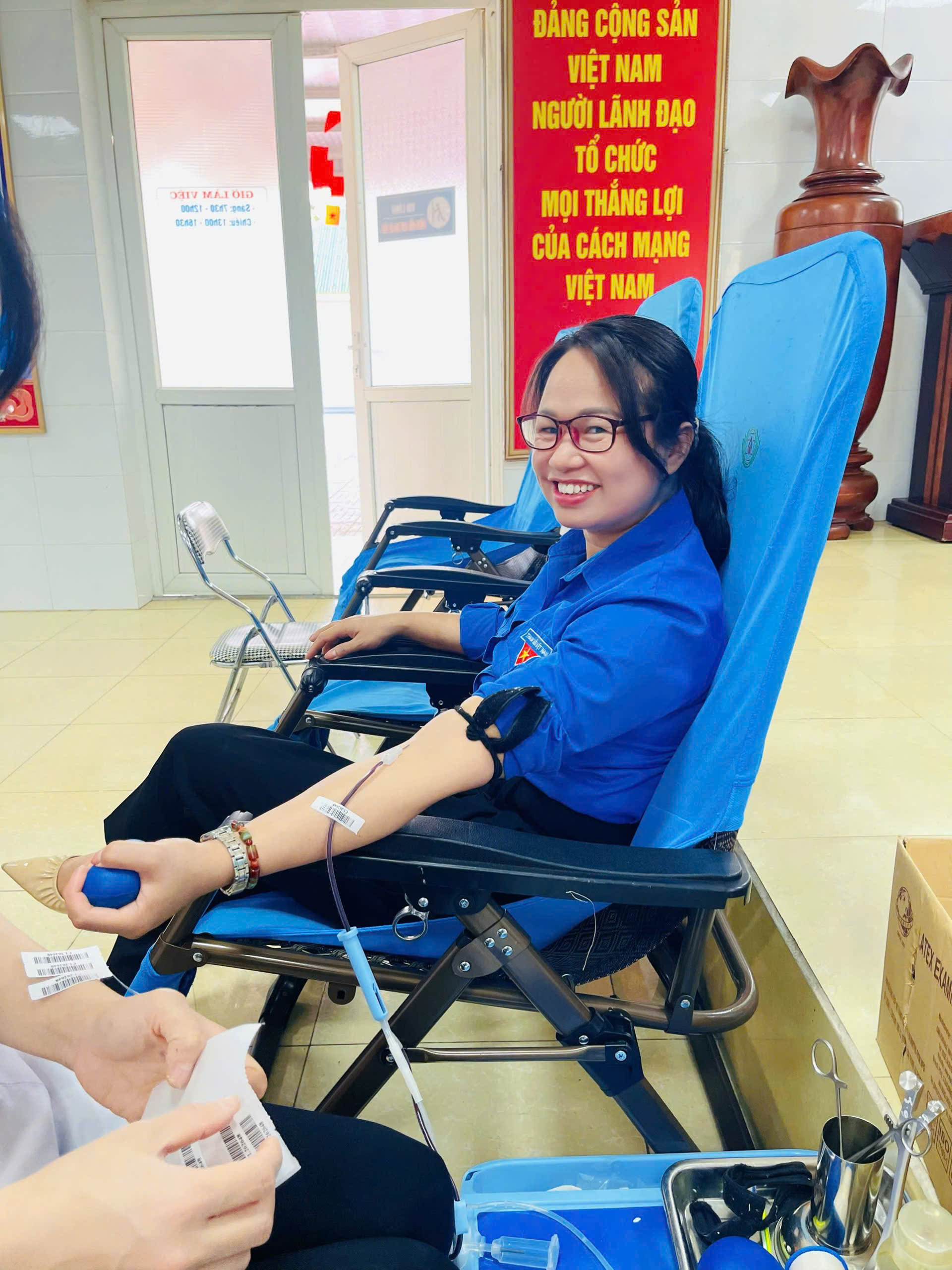Hiến máu tình nguyện tại chương trình giọt hồng sắc xanh