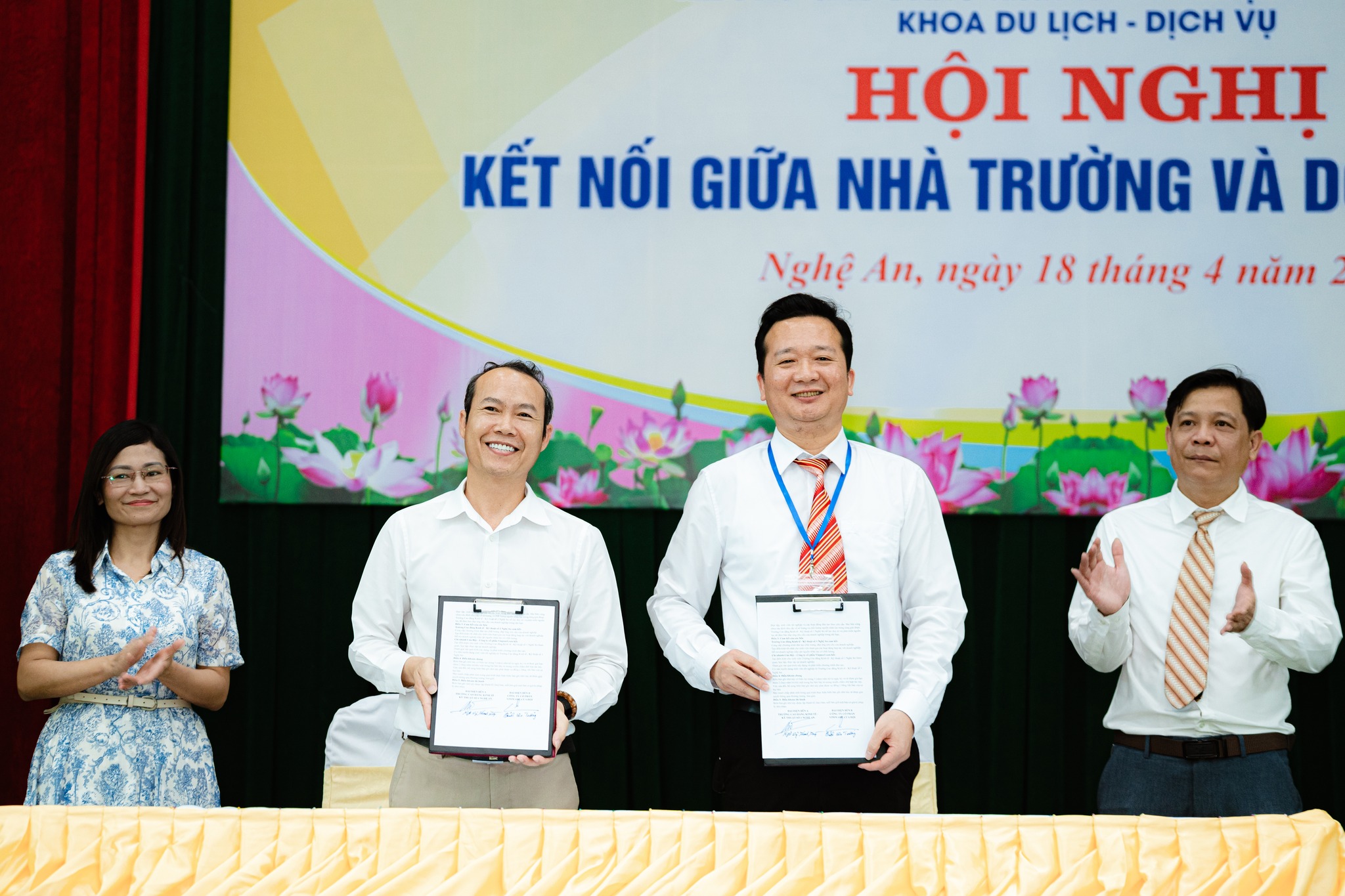 Quách Văn Trưởng - Quản lý Meliã Vinpearl Cửa Hội Beach Resort ký kết hợp tác với nhà trường