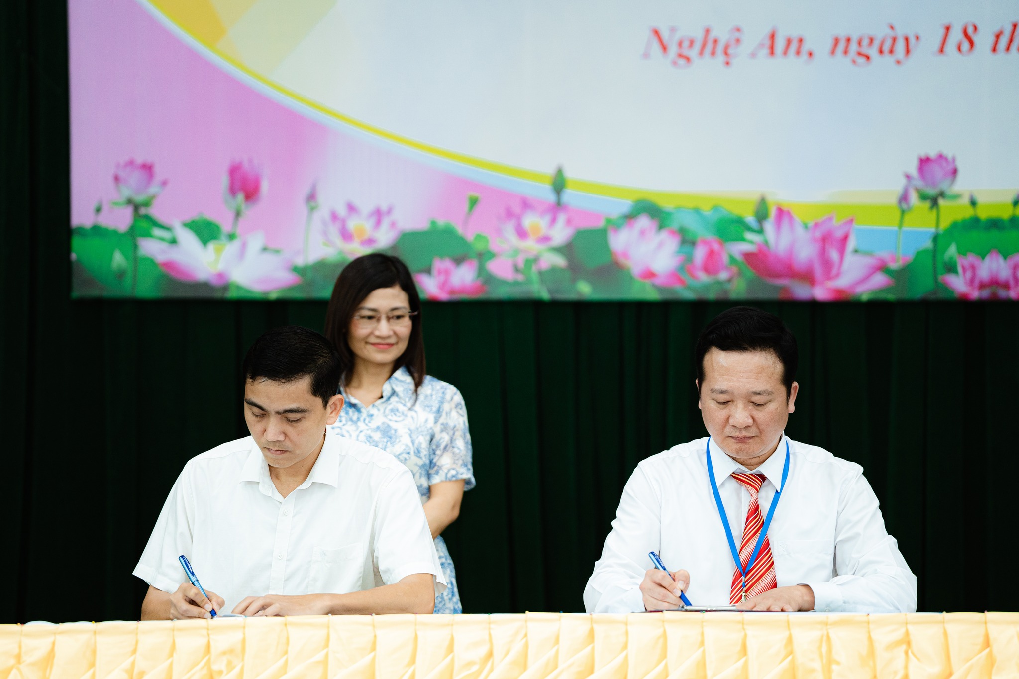 Trần Quang Hiệu – Giám đốc công ty cổ phần HCM MIRAI INTERNATIONAL ký hợp tác với Nhà trường