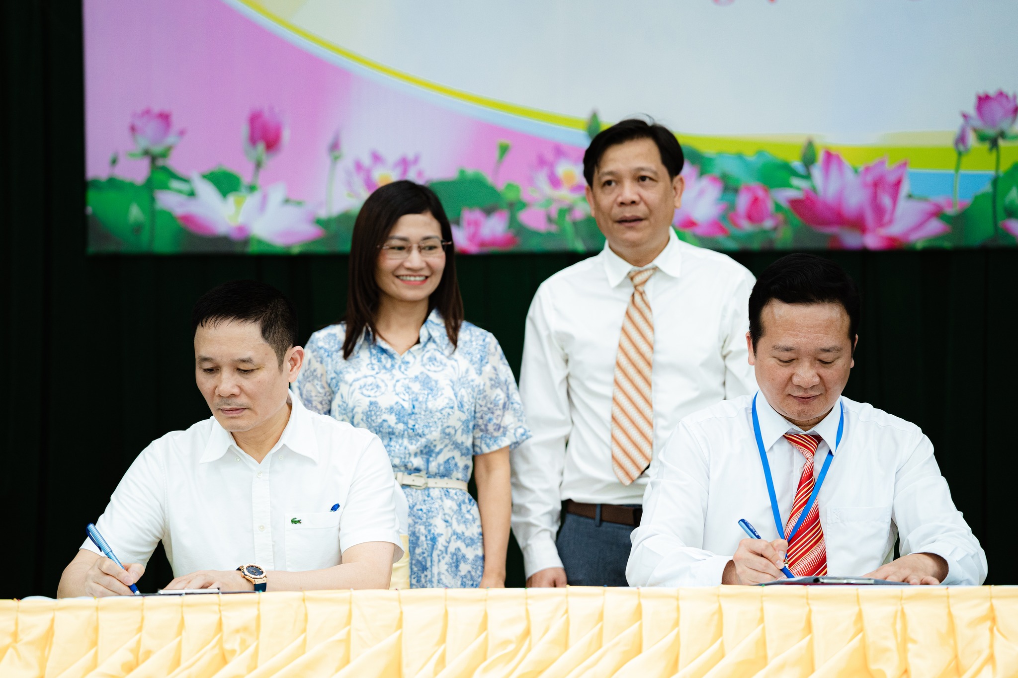 Ông Lê Đức Hải - Chủ tịch HĐQT, Giám đốc công ty cổ phần khách sạn Giao tế Nghệ An ký kết hợp tác với Nhà trường