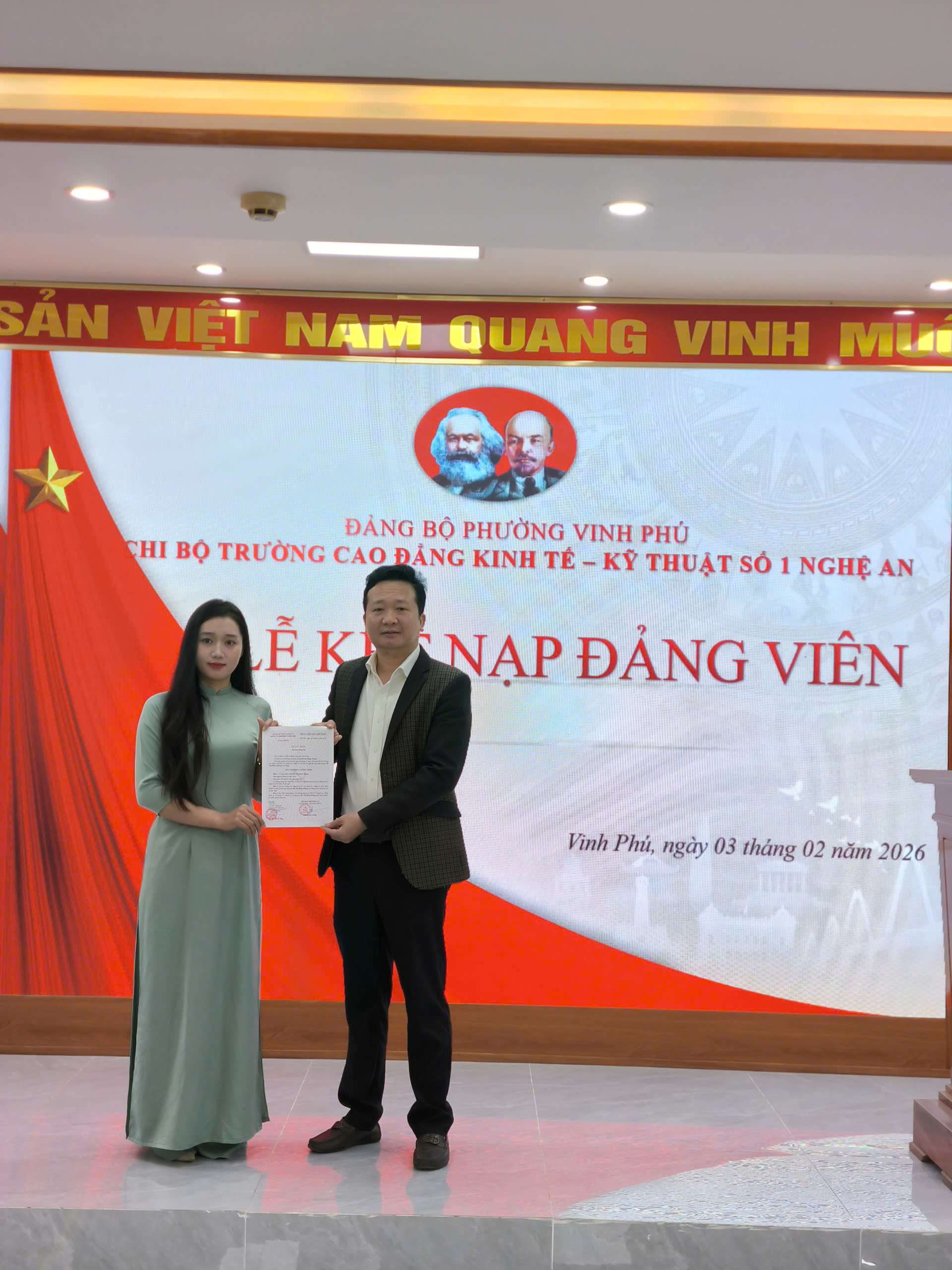 Đồng chí Hồ Thị Hồng Nhung nhận quyết định kết nạp