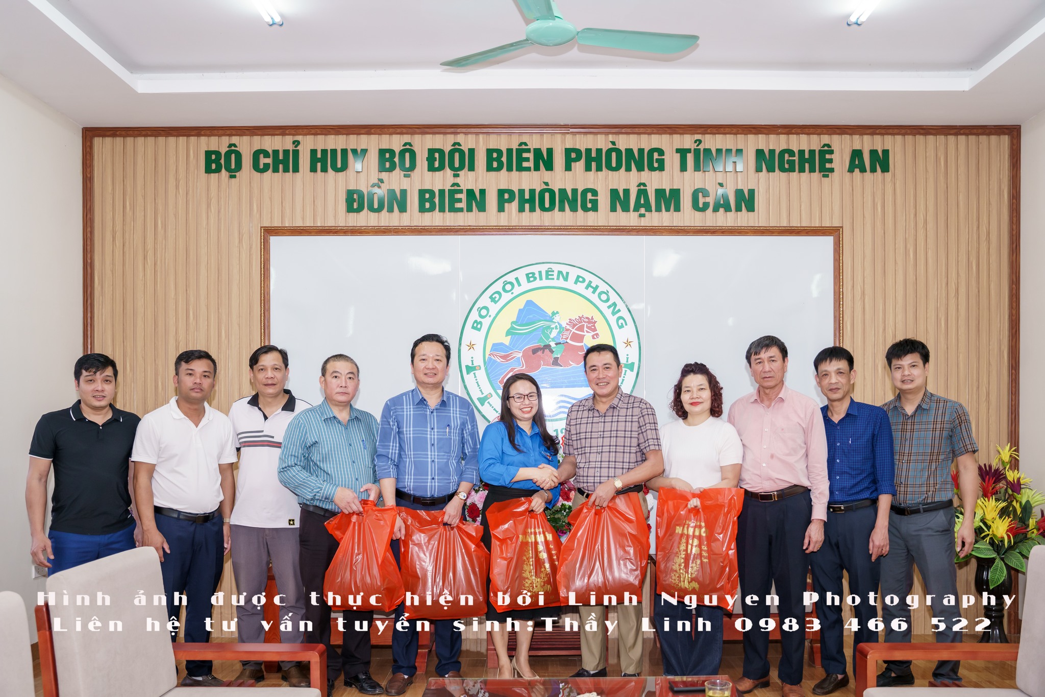 Đoàn công tác Tổng Liên đoàn Lao động Việt Nam, BGH nhà trường và Đoàn trường tặng quà cho Đồn Biên phòng Nậm Càn, Kỳ Sơn