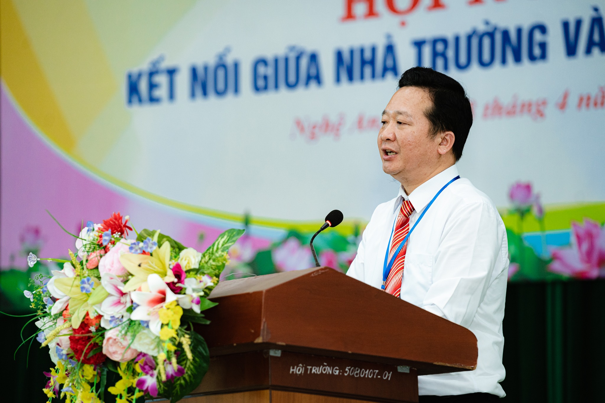Thầy Ngô Sỹ Thanh Tùng - Phó Bí thư Chi bộ, Phó Hiệu trưởng phát biểu tại Hội nghị