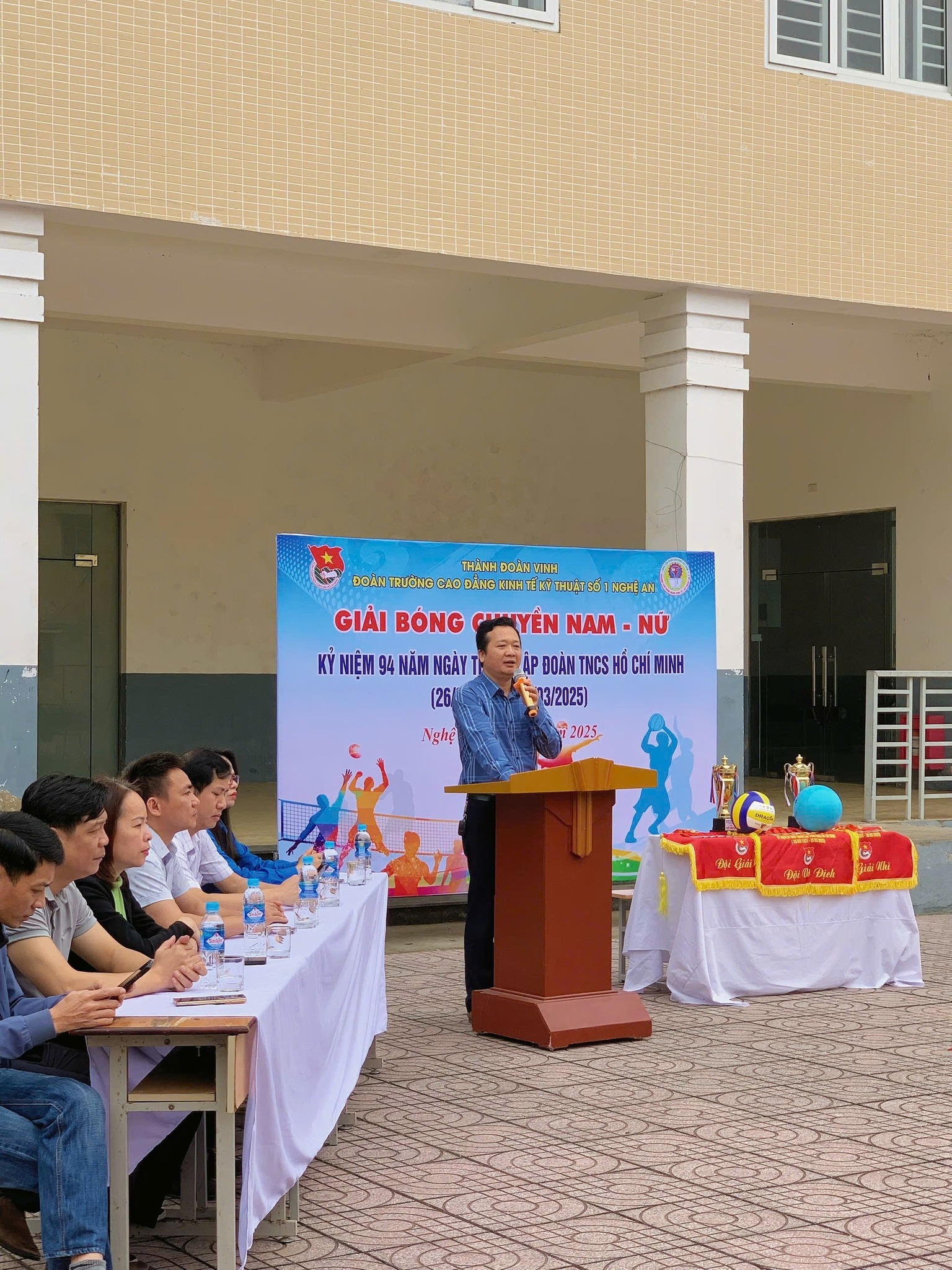 Đ/c Ngô Sỹ Thanh Tùng - Phó Bí thư Chi bộ, Phó Hiệu trưởng nhà trường phát biểu tại buổi lễ