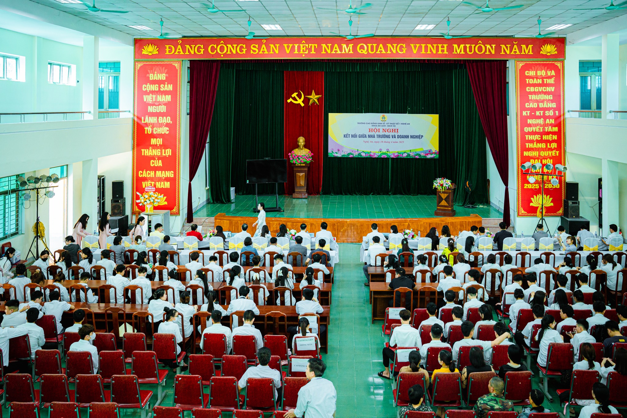 Toàn cảnh Hội nghị