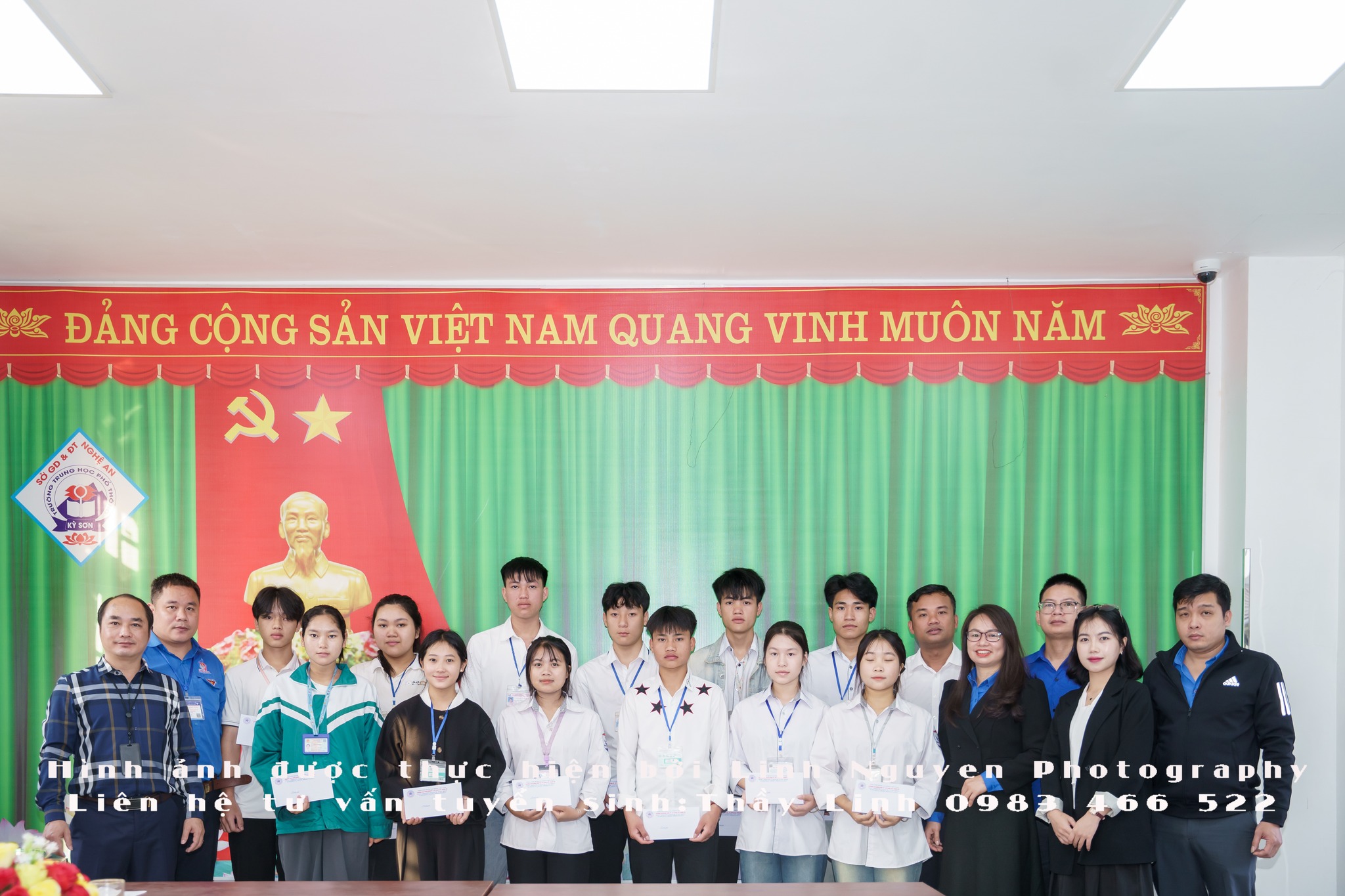 Đoàn trao 10 suất học bổng cho học sinh trường THPT Kỳ Sơn
